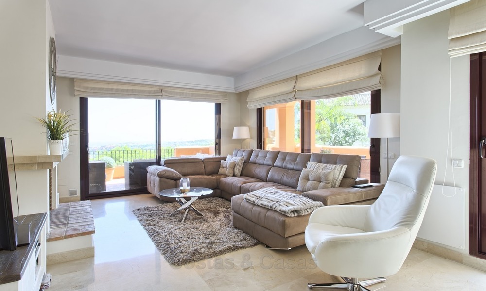 Apartamento de lujo en planta baja, con vistas al mar, en venta en Benahavis, Marbella 1333