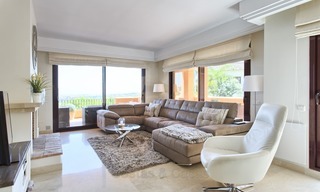 Apartamento de lujo en planta baja, con vistas al mar, en venta en Benahavis, Marbella 1333 