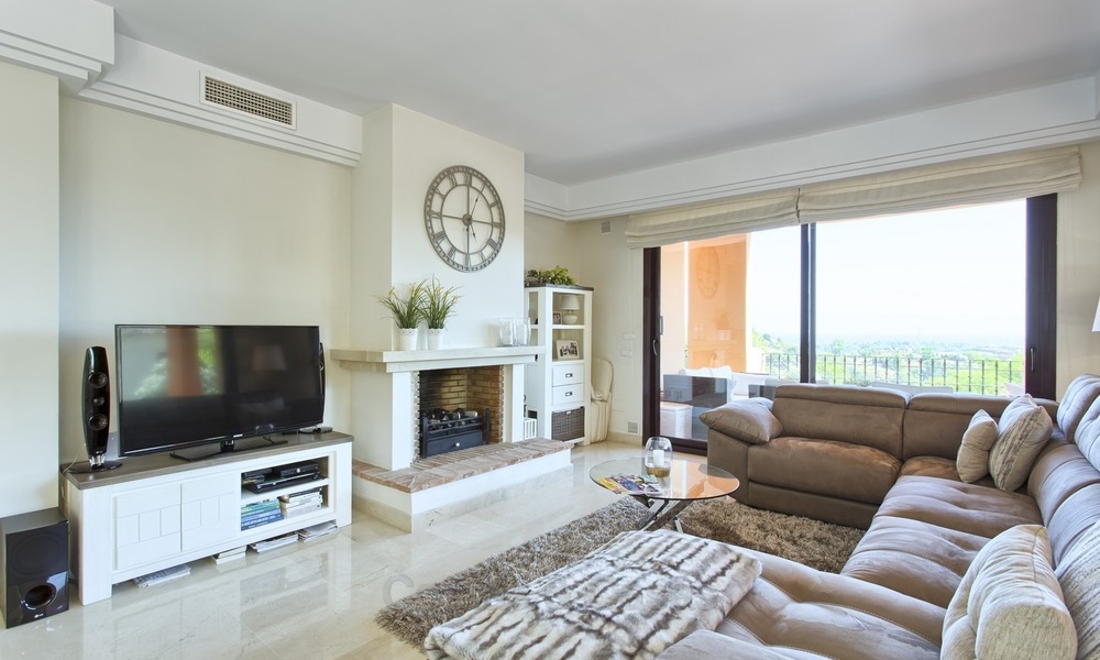 Apartamento de lujo en planta baja, con vistas al mar, en venta en Benahavis, Marbella 1334