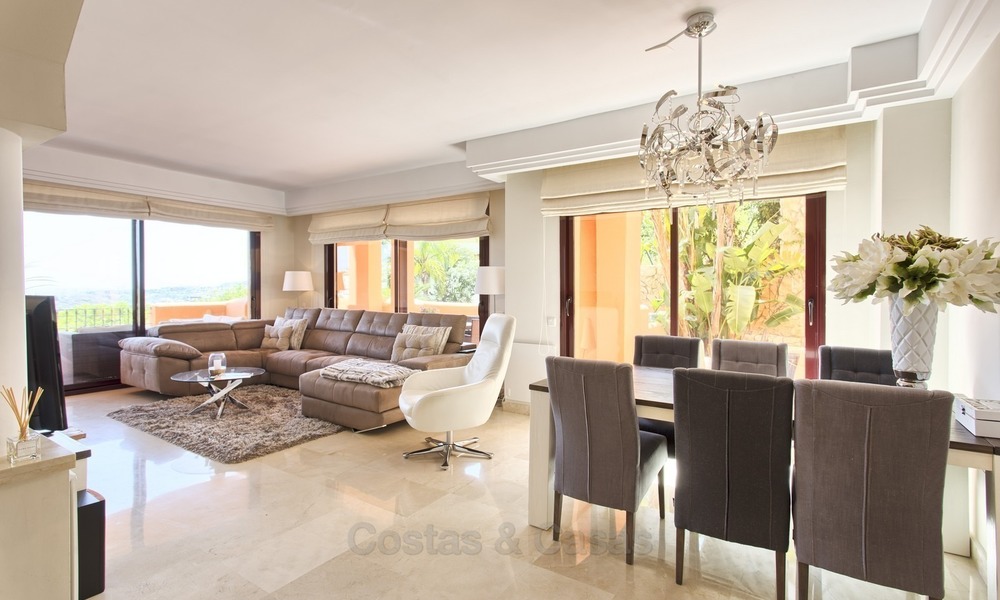 Apartamento de lujo en planta baja, con vistas al mar, en venta en Benahavis, Marbella 1335