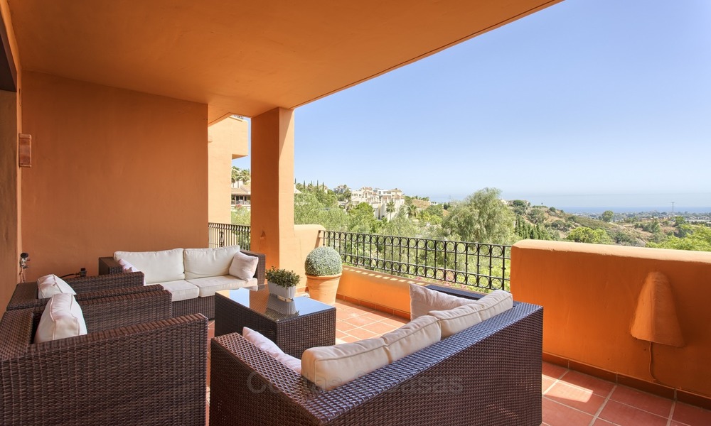 Apartamento de lujo en planta baja, con vistas al mar, en venta en Benahavis, Marbella 1336