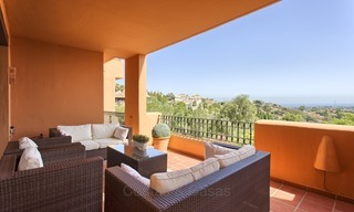 Apartamento de lujo en planta baja, con vistas al mar, en venta en Benahavis, Marbella 1336 