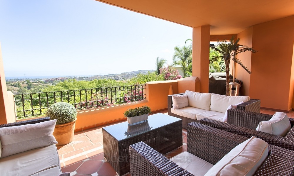 Apartamento de lujo en planta baja, con vistas al mar, en venta en Benahavis, Marbella 1337