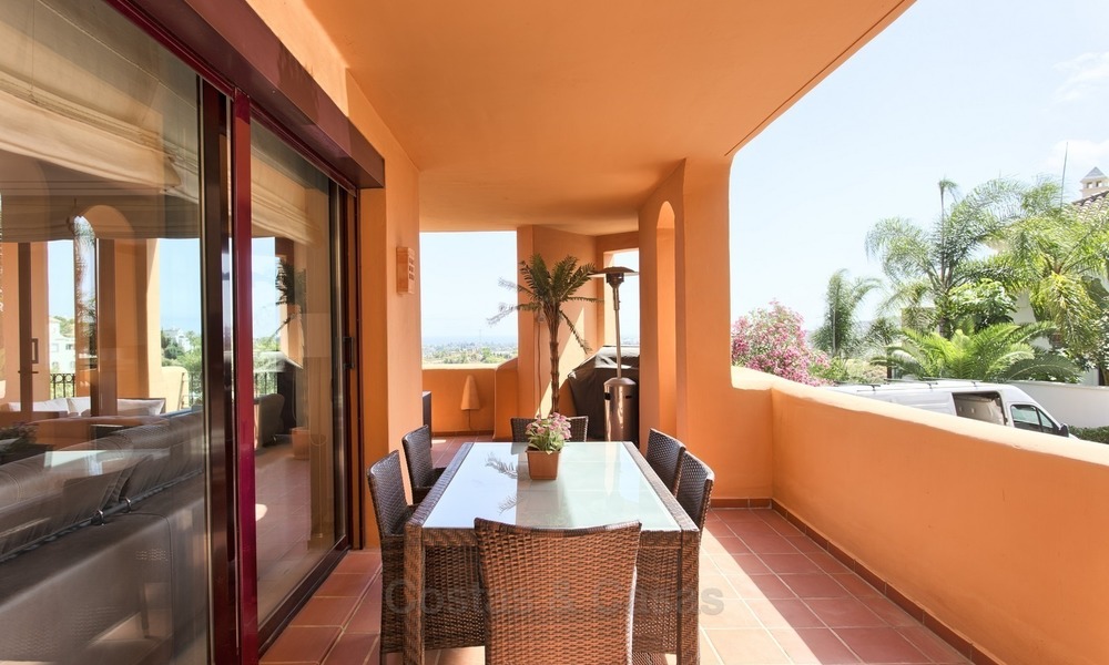 Apartamento de lujo en planta baja, con vistas al mar, en venta en Benahavis, Marbella 1339