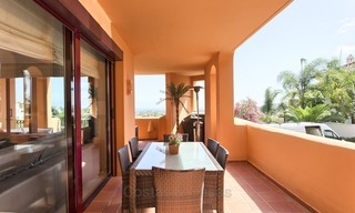 Apartamento de lujo en planta baja, con vistas al mar, en venta en Benahavis, Marbella 1339 