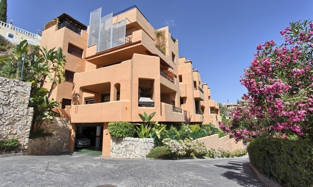 Apartamento de lujo en planta baja, con vistas al mar, en venta en Benahavis, Marbella 1346