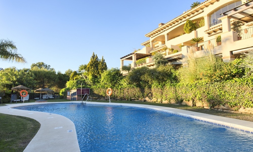 ¡Precio extraordinario! Lujoso Apartamento de planta baja con piscina privada en Aloha, Nueva Andalucía, Marbella 1370