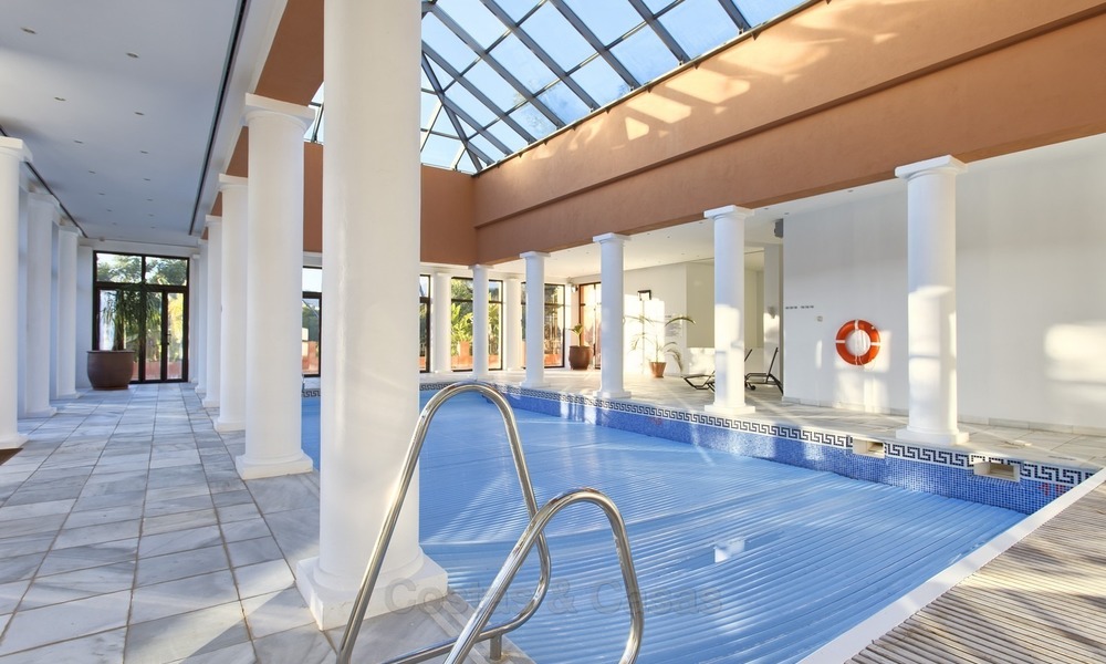 ¡Precio extraordinario! Lujoso Apartamento de planta baja con piscina privada en Aloha, Nueva Andalucía, Marbella 1371