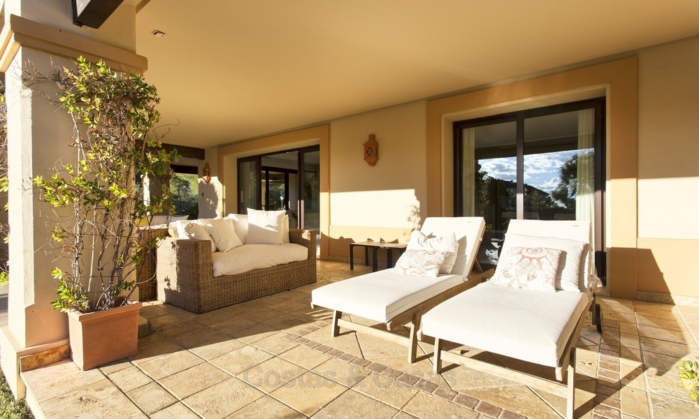 ¡Precio extraordinario! Lujoso Apartamento de planta baja con piscina privada en Aloha, Nueva Andalucía, Marbella 1380