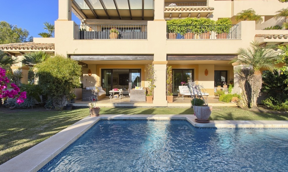 ¡Precio extraordinario! Lujoso Apartamento de planta baja con piscina privada en Aloha, Nueva Andalucía, Marbella 1382