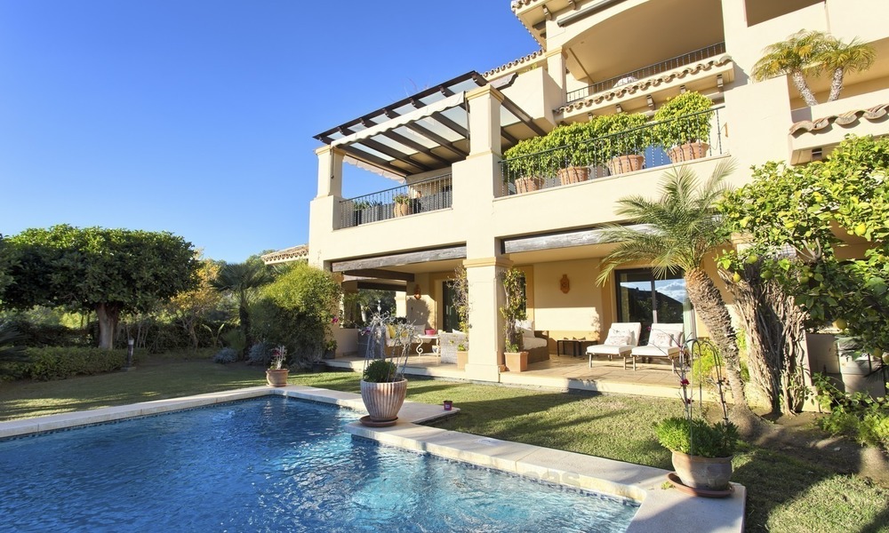 ¡Precio extraordinario! Lujoso Apartamento de planta baja con piscina privada en Aloha, Nueva Andalucía, Marbella 1384