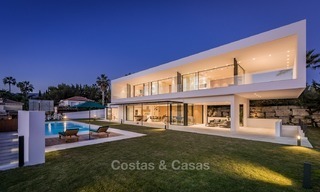 Villa nueva, Ultra-Moderna con vistas al Golf en venta en Nueva Andalucía, Marbella 1434 