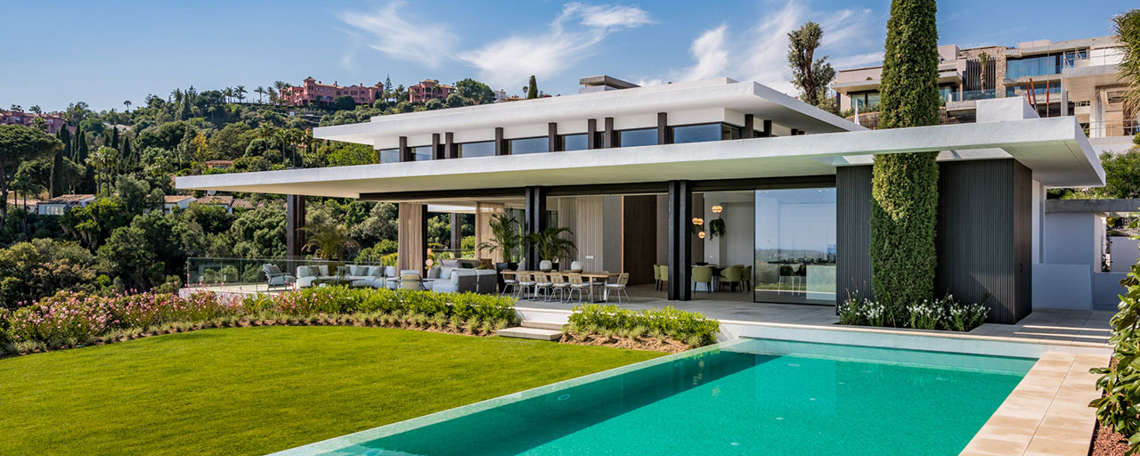 Amplia villa moderna en venta con espectaculares vistas al mar en una comunidad cerrada en Benahavis - Marbella