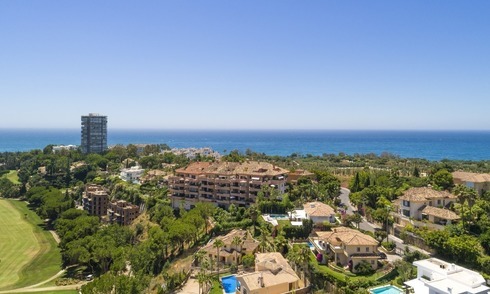 Ático apartamento en venta en Urbanización cerrada con vistas panorámicas en Rio Real, Marbella 1466