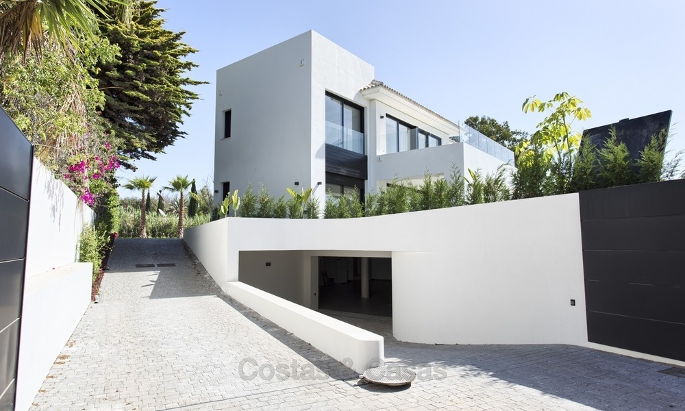 Villa a estrenar, Chalet de estilo contemporáneo en venta, listo para entrar, en Guadalmina, Marbella 1485