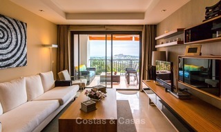 Apartamento de estilo contemporáneo con vistas panorámicas al mar, al golf y a la montaña en venta en La Quinta, Benahavis - Marbella 1530 