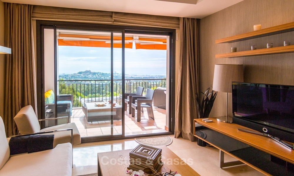 Apartamento de estilo contemporáneo con vistas panorámicas al mar, al golf y a la montaña en venta en La Quinta, Benahavis - Marbella 1531