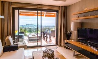 Apartamento de estilo contemporáneo con vistas panorámicas al mar, al golf y a la montaña en venta en La Quinta, Benahavis - Marbella 1531 