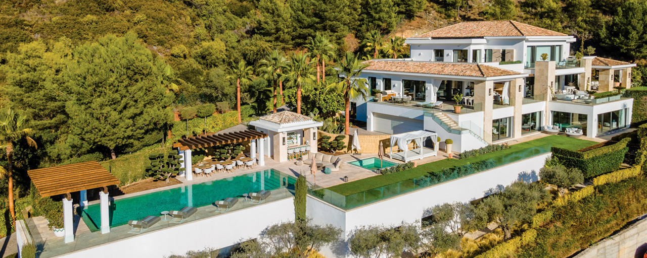 Villa de lujo contemporánea y moderna en venta en estilo resort con vistas panorámicas al mar en Cascada de Camojan en Marbella