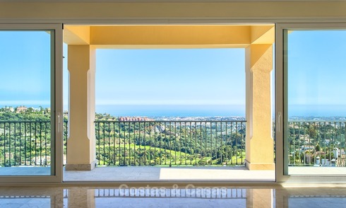 Nuevo Chalet con vistas panorámicas al mar y al golf en venta, Benahavis, Marbella 1735