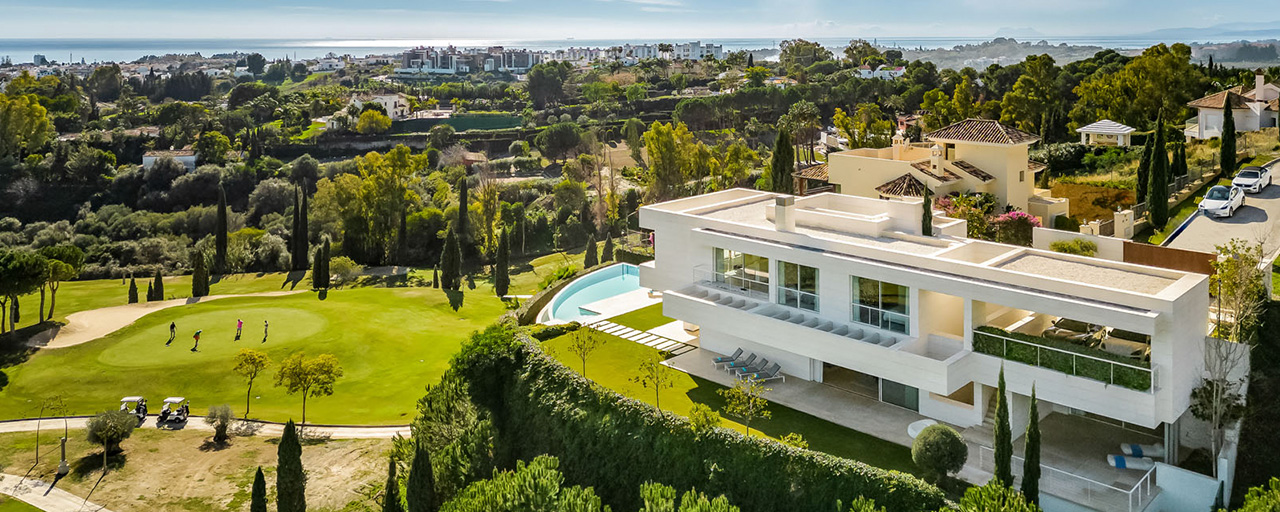 Villa de lujo en primera línea de golf, de un elegante estilo moderno, con impresionantes vistas al golf y al mar en venta en Los Flamingos Golf resort, en Marbella - Benahavis