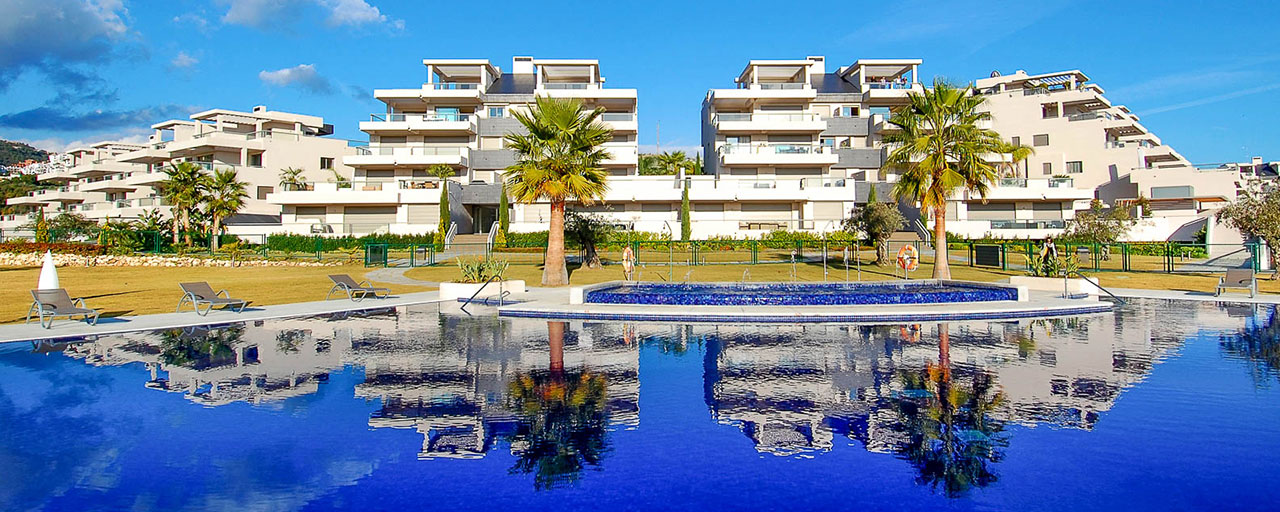 Se vende apartamento de lujo muy amplio, luminoso y moderno de 3 dormitorios con vistas despejadas al mar en Marbella - Benahavís