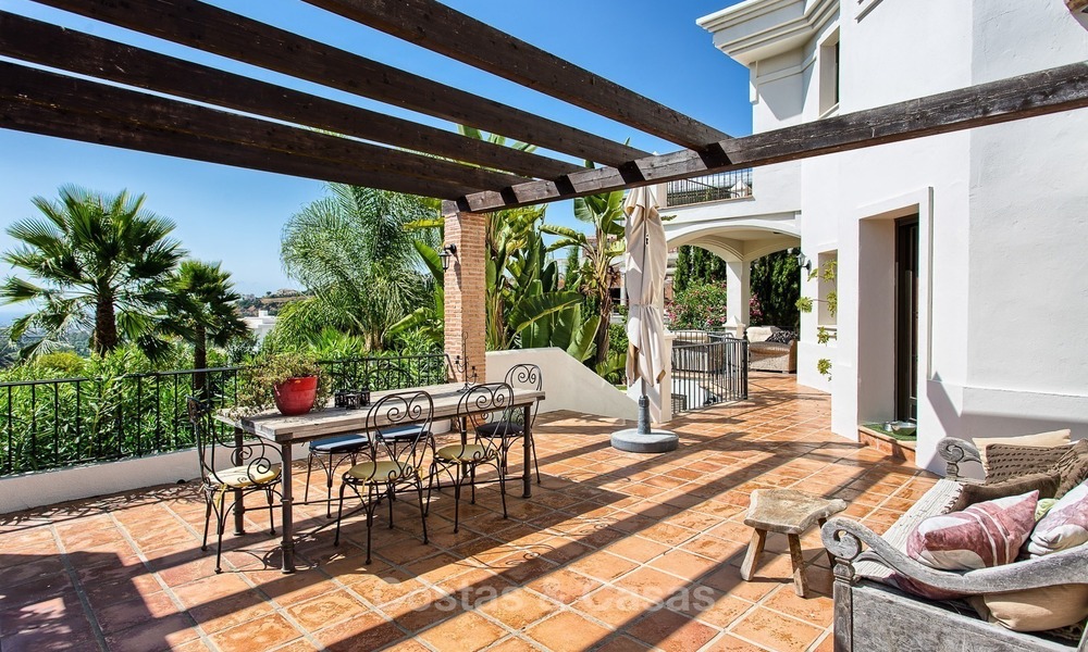 Villa con vista al mar y la montaña en venta en una comunidad cerrada en La Quinta, Benahavis - Marbella 2035