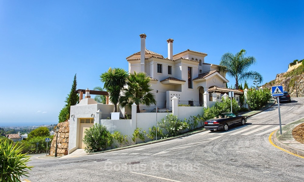 Villa con vista al mar y la montaña en venta en una comunidad cerrada en La Quinta, Benahavis - Marbella 2040