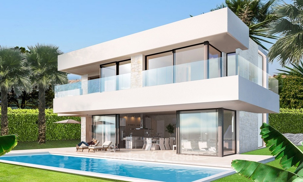 Segunda línea de playa, villa de diseño moderno y contemporáneo en venta en Estepona 2075