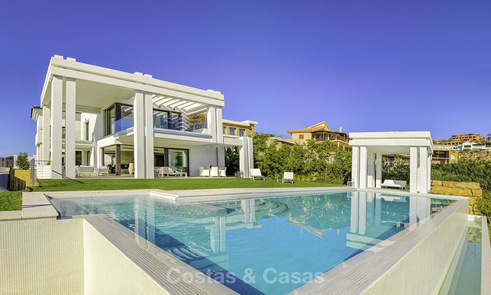 Elegante villa de diseño en venta con vistas al golf en la Nueva Milla de Oro, Marbella - Benahavis 13856