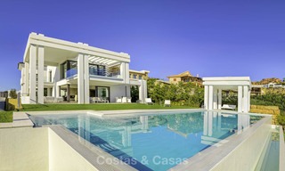 Elegante villa de diseño en venta con vistas al golf en la Nueva Milla de Oro, Marbella - Benahavis 13856 