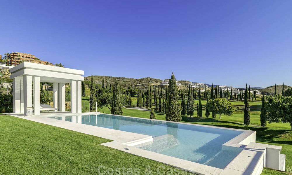 Elegante villa de diseño en venta con vistas al golf en la Nueva Milla de Oro, Marbella - Benahavis 13857