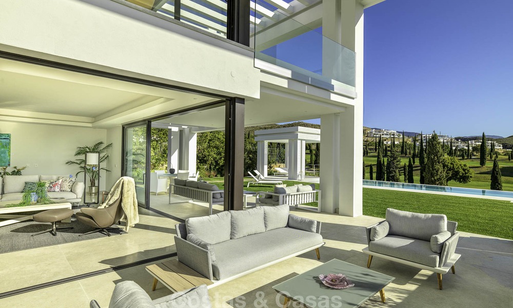 Elegante villa de diseño en venta con vistas al golf en la Nueva Milla de Oro, Marbella - Benahavis 13858