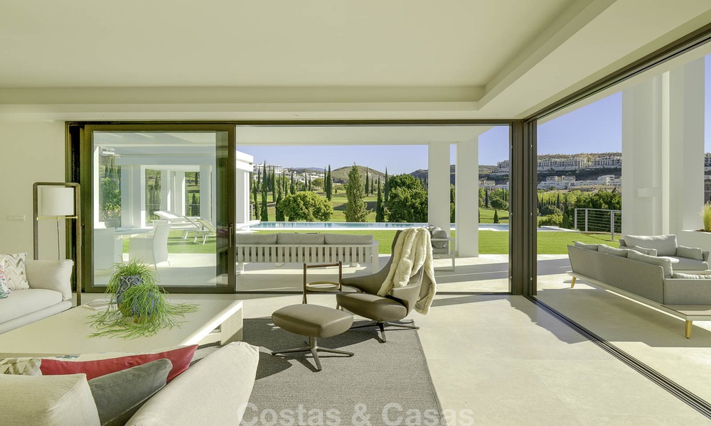 Elegante villa de diseño en venta con vistas al golf en la Nueva Milla de Oro, Marbella - Benahavis 13859