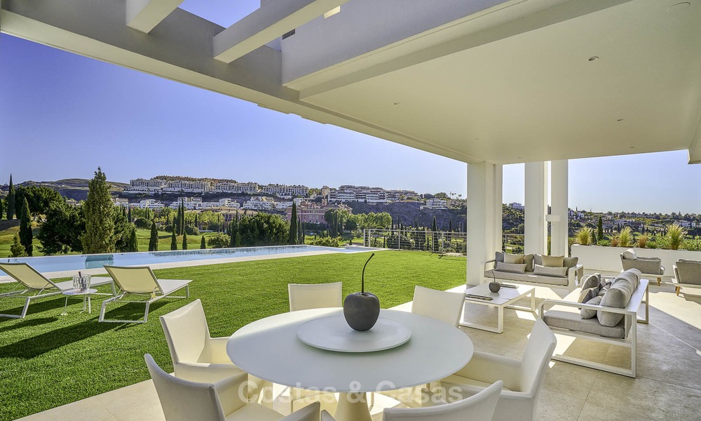 Elegante villa de diseño en venta con vistas al golf en la Nueva Milla de Oro, Marbella - Benahavis 13860