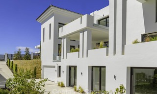 Elegante villa de diseño en venta con vistas al golf en la Nueva Milla de Oro, Marbella - Benahavis 13861 