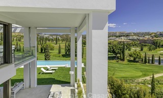 Elegante villa de diseño en venta con vistas al golf en la Nueva Milla de Oro, Marbella - Benahavis 13862 