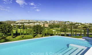 Elegante villa de diseño en venta con vistas al golf en la Nueva Milla de Oro, Marbella - Benahavis 13873 