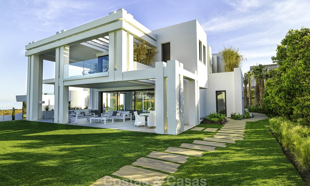 Elegante villa de diseño en venta con vistas al golf en la Nueva Milla de Oro, Marbella - Benahavis 13874