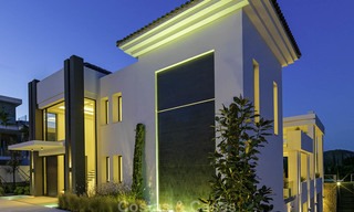 Elegante villa de diseño en venta con vistas al golf en la Nueva Milla de Oro, Marbella - Benahavis 13879 