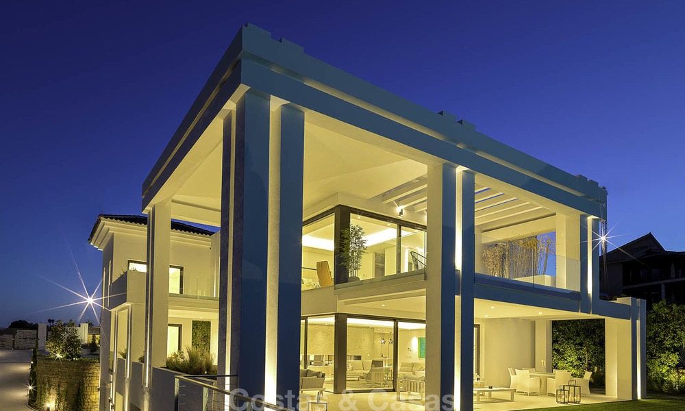 Elegante villa de diseño en venta con vistas al golf en la Nueva Milla de Oro, Marbella - Benahavis 13880