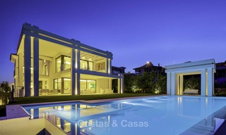 Elegante villa de diseño en venta con vistas al golf en la Nueva Milla de Oro, Marbella - Benahavis 13855 