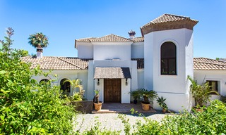 Elegante villa de estilo andaluz en una urbanización cerrada con vistas al mar y a la montaña en Benahavis, Marbella 5187 