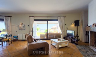 Elegante villa de estilo andaluz en una urbanización cerrada con vistas al mar y a la montaña en Benahavis, Marbella 5190 