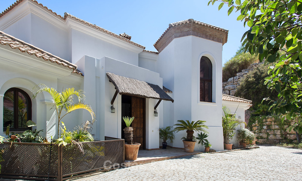 Elegante villa de estilo andaluz en una urbanización cerrada con vistas al mar y a la montaña en Benahavis, Marbella 5198