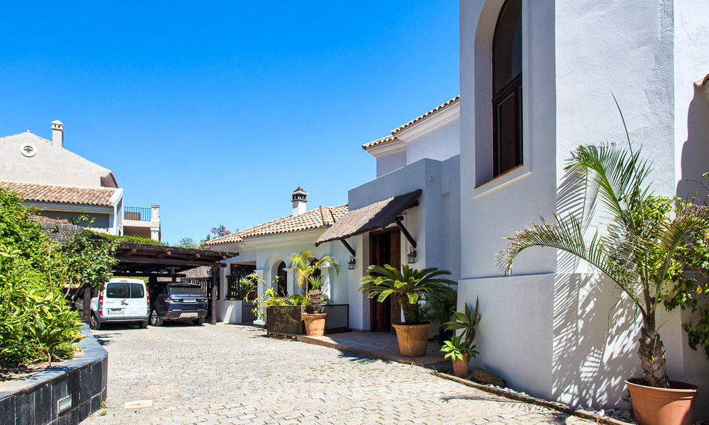 Elegante villa de estilo andaluz en una urbanización cerrada con vistas al mar y a la montaña en Benahavis, Marbella 5199