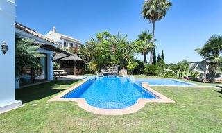 Elegante villa de estilo andaluz en una urbanización cerrada con vistas al mar y a la montaña en Benahavis, Marbella 5157 