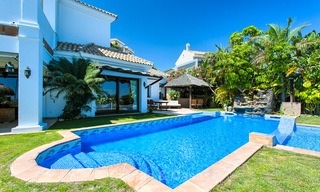 Elegante villa de estilo andaluz en una urbanización cerrada con vistas al mar y a la montaña en Benahavis, Marbella 5159 