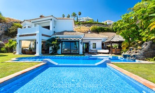 Elegante villa de estilo andaluz en una urbanización cerrada con vistas al mar y a la montaña en Benahavis, Marbella 5160 