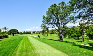Primera línea de golf, moderno apartamento de lujo reformado en venta en Nueva Andalucia - Marbella 2897 